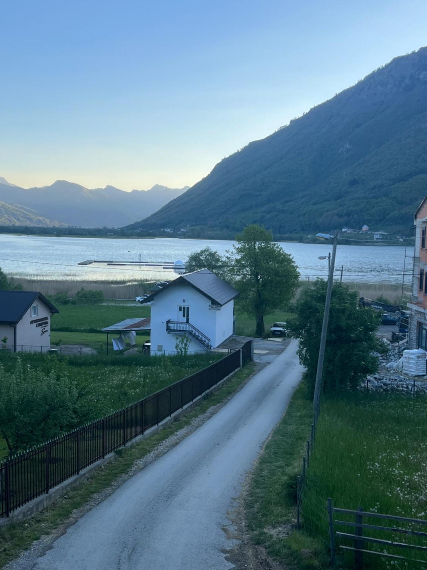 Saraapartmani Plav Exteriör bild